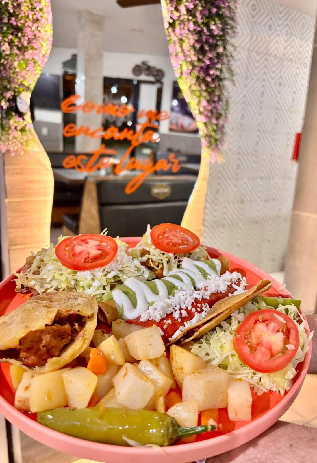 Mesa con variedad de antojitos